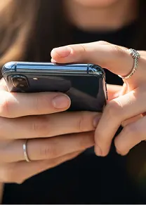 スマホ操作中